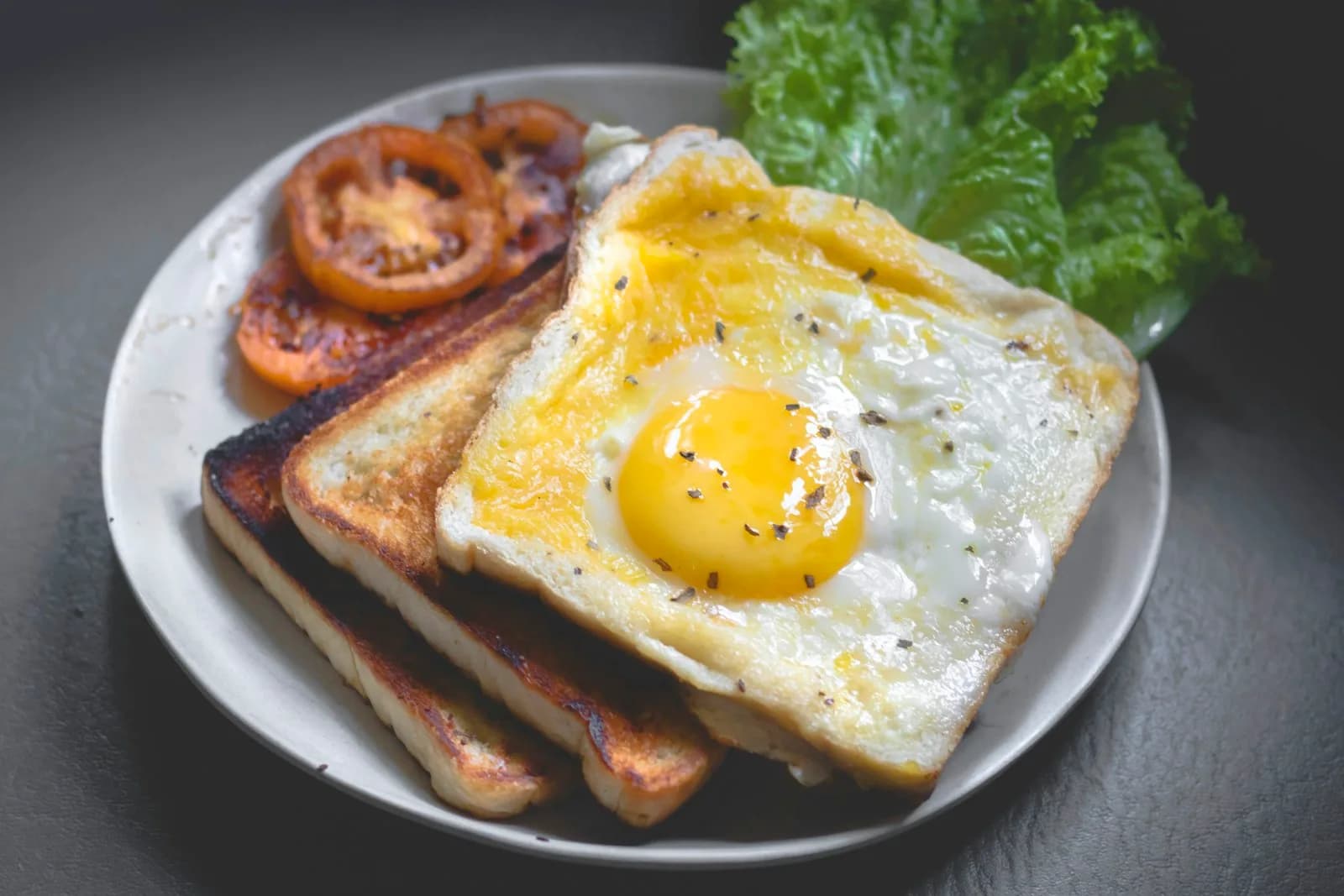 Frühstückstisch mit Kaffee und Gebäck