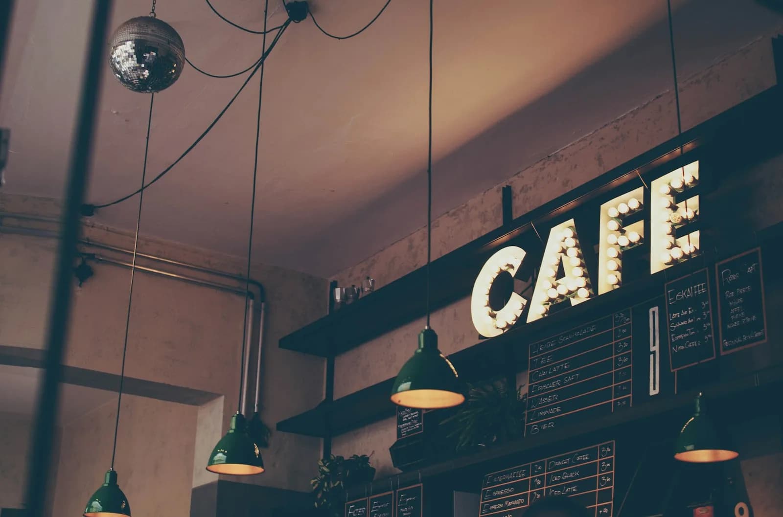 Café mit warmem Licht