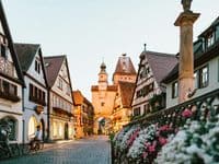Altstadtgasse im Sonnenlicht