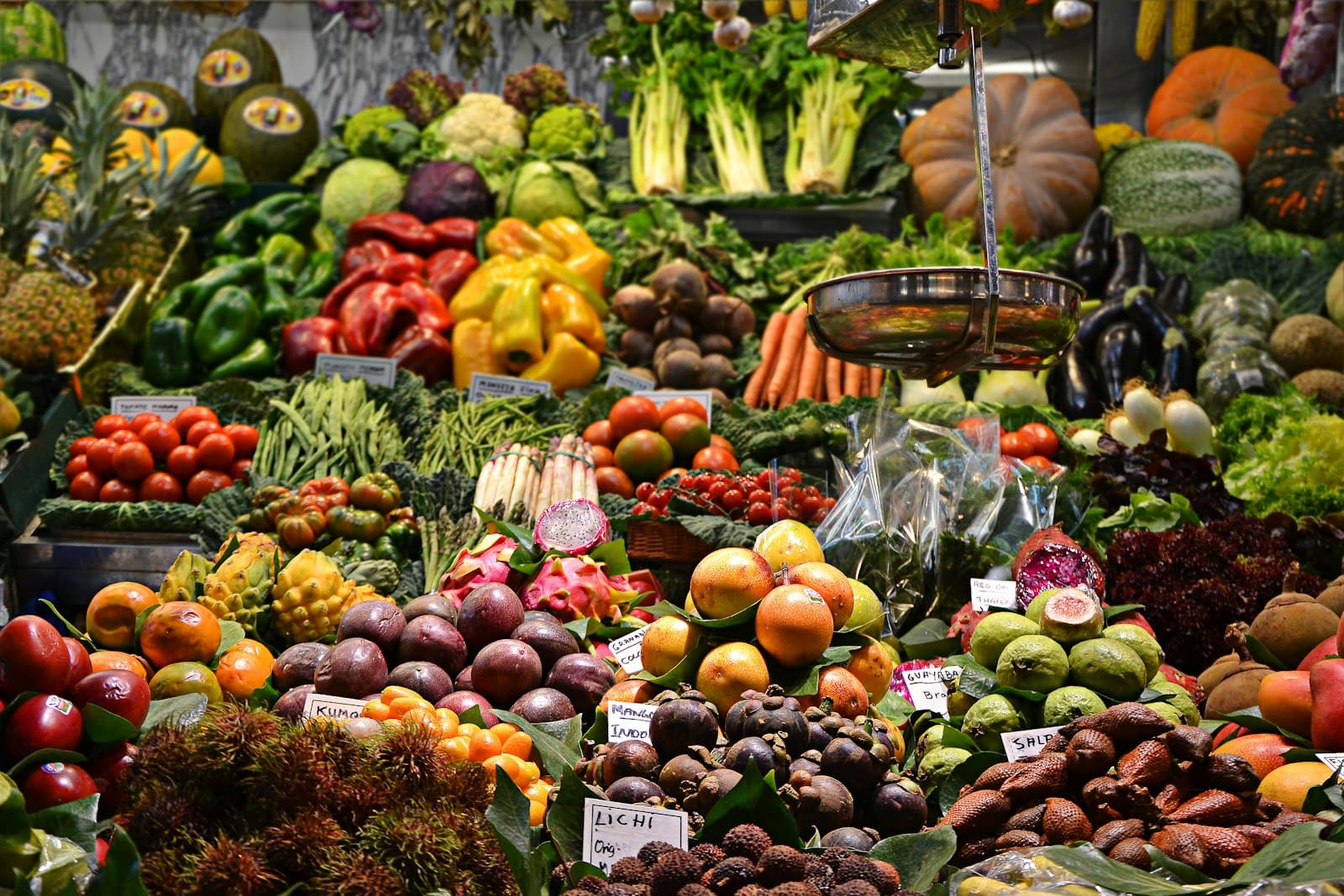 Marktstand mit regionalen Waren