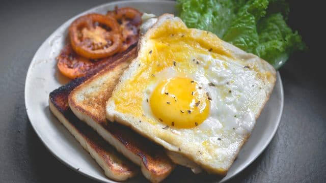 Frühstückstisch mit Kaffee und Gebäck