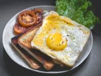 Frühstückstisch mit Kaffee und Gebäck