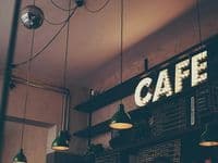 Café mit warmem Licht