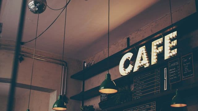 Café mit warmem Licht