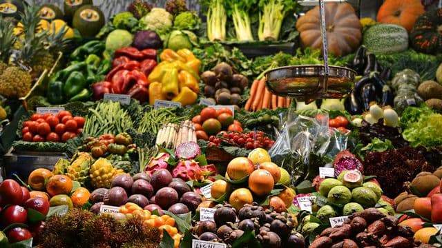 Marktstand mit regionalen Waren